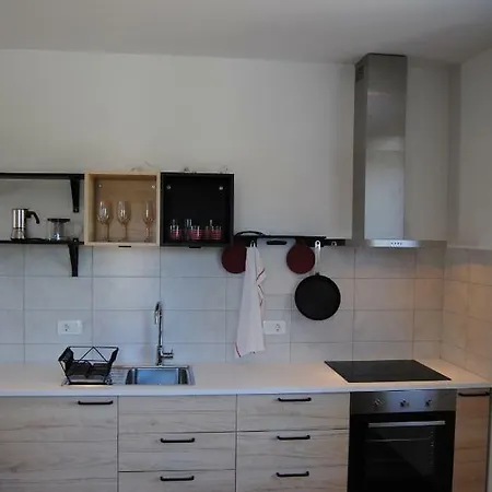 Apartment With Free Parking *